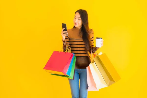 Schöne Junge Asiatische Frau Verwenden Smartphone Oder Handy Mit Kaffeetasse — Stockfoto