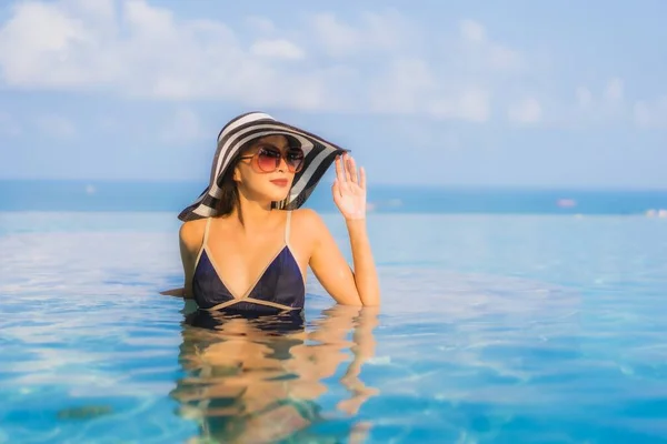 Retrato Bela Jovem Asiática Mulher Relaxar Torno Piscina Hotel Resort — Fotografia de Stock