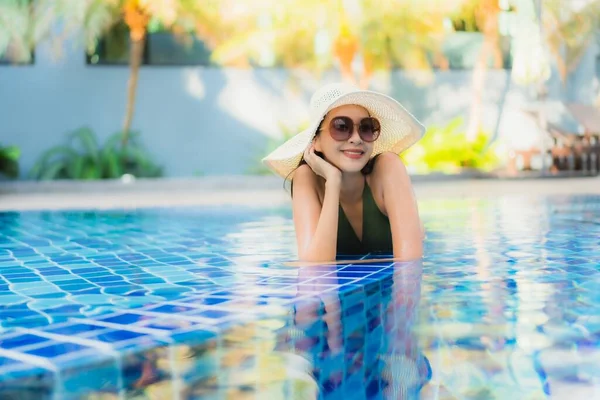 Retrato Bela Jovem Asiática Mulher Relaxar Torno Piscina Hotel Resort — Fotografia de Stock