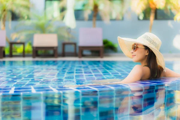 Güzel Bir Asyalı Kadın Portresi Tatilde Dinlenmek Için Otel Havuzunda — Stok fotoğraf