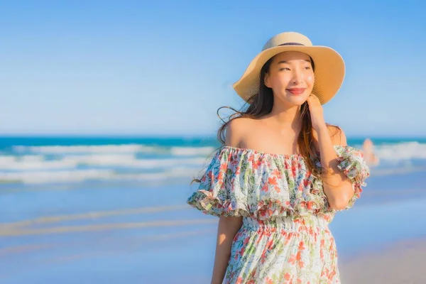 Portrait Belle Jeune Femme Asiatique Sourire Heureux Détendre Autour Plage — Photo