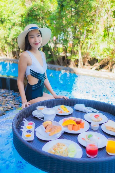 Portret Mooie Jonge Aziatische Vrouw Gelukkig Glimlach Met Drijvend Ontbijt — Stockfoto