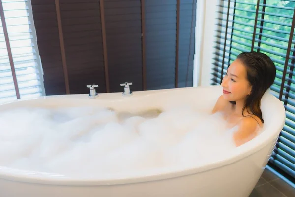 Retrato Hermosa Joven Asiática Mujer Feliz Sonrisa Relajarse Tomar Baño — Foto de Stock