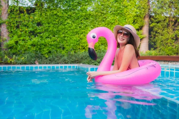 Retrato Jovem Asiático Mulher Relaxar Feliz Sorriso Redor Piscina Hotel — Fotografia de Stock