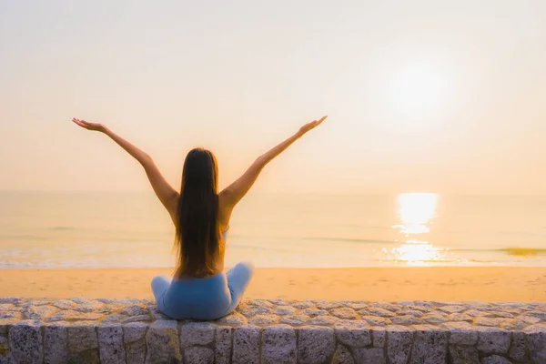 Retrato Jovem Mulher Asiática Fazer Meditação Torno Mar Praia Oceano — Fotografia de Stock