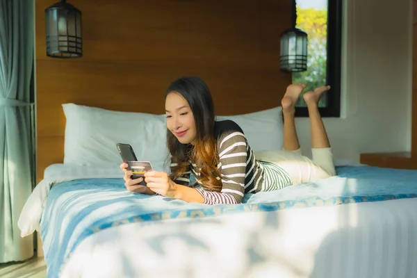 Portrait Jeune Femme Asiatique Utilisant Téléphone Portable Intelligent Avec Carte — Photo