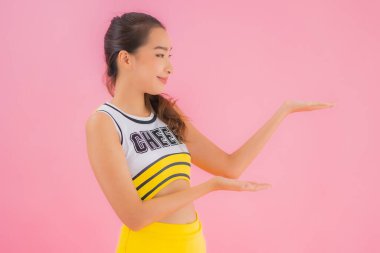 Pembe izole edilmiş arka planda güzel Asyalı genç bir amigo kız portresi.