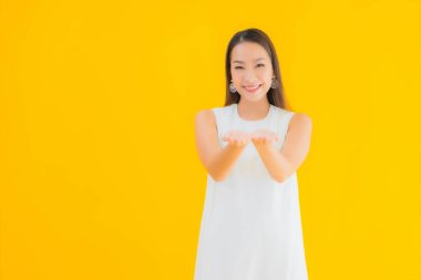 Sarı izole edilmiş arka planda güzel Asyalı bir kadının portresi.