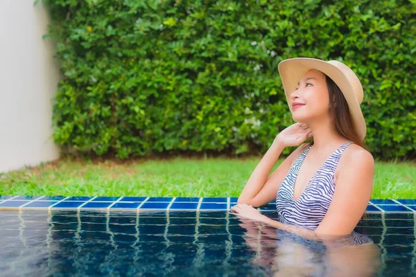 Retrato Hermosa Joven Mujer Asiática Feliz Sonrisa Relajarse Alrededor Piscina — Foto de Stock