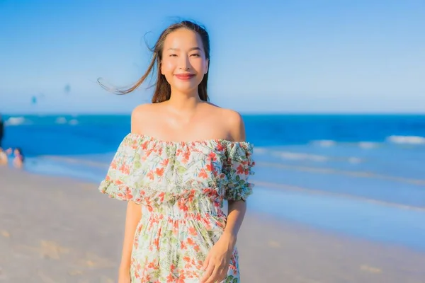 Porträt Schöne Junge Asiatische Frau Glücklich Lächeln Entspannen Rund Tropischen — Stockfoto