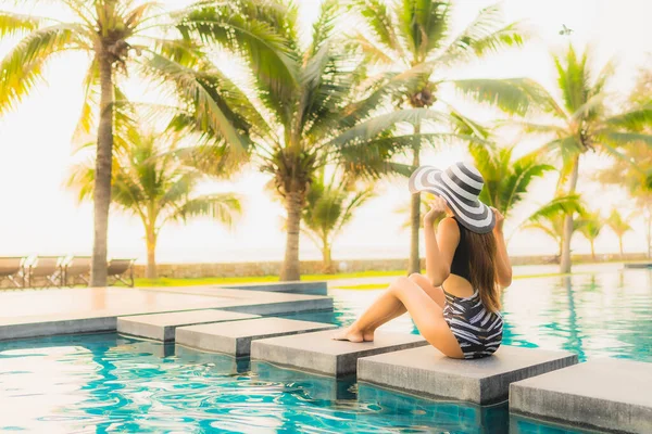 Portrait Belle Jeune Femme Asiatique Détendre Autour Piscine Extérieure Dans — Photo