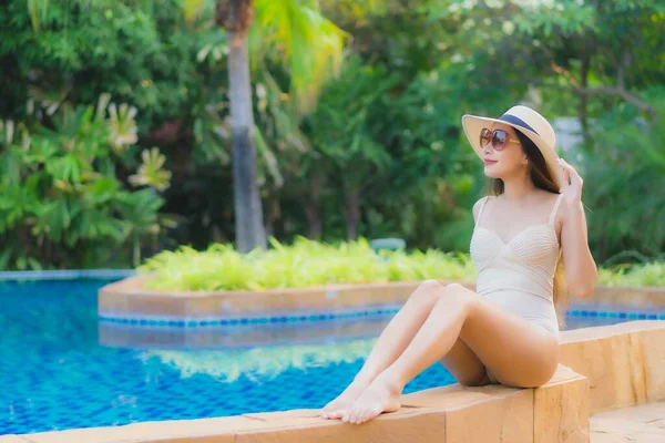 Portrait Beautiful Young Asian Woman Relax Swimming Pool Hotel Resort — Stock Photo, Image