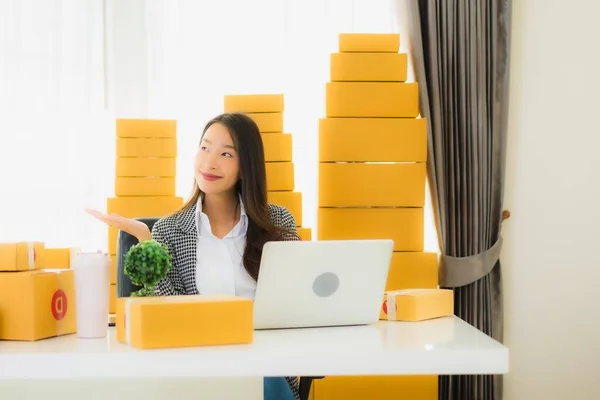 Portret Mooie Jonge Aziatische Zakenvrouw Werk Vanuit Huis Met Laptop — Stockfoto