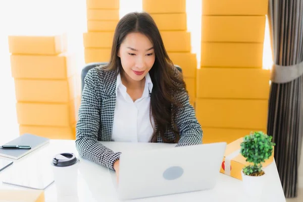 Retrato Hermosa Joven Mujer Negocios Asiática Trabajo Desde Casa Con —  Fotos de Stock