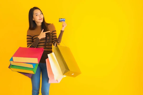 Portret Mooie Jonge Aziatische Vrouw Gebruik Credit Card Voor Winkelen — Stockfoto