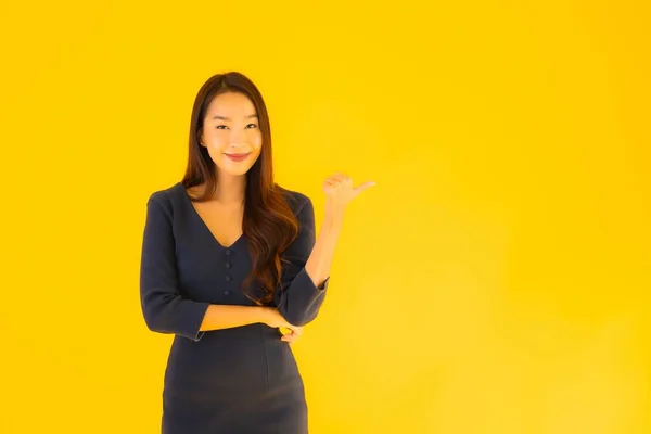 Retrato Hermosa Joven Asiática Mujer Con Acción Sobre Aislado Amarillo —  Fotos de Stock