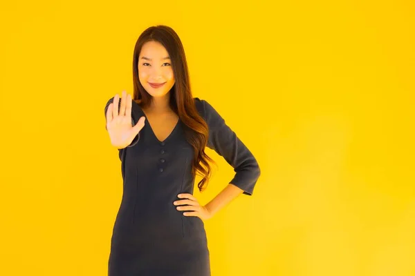 Portret Mooie Jonge Aziatische Vrouw Met Actie Geïsoleerde Gele Achtergrond — Stockfoto