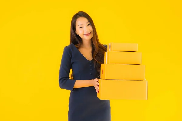 Портрет Красивая Молодая Азиатская Женщина Картонной Коробке Упаковки Готовы Отправке — стоковое фото