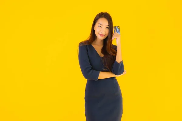 Porträtt Vacker Ung Asiatisk Kvinna Med Kreditkort Gul Isolerad Bakgrund — Stockfoto