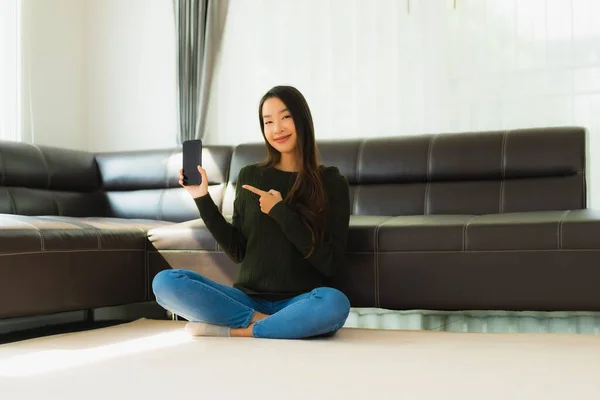 Portret Piękna Młoda Azjatycka Kobieta Używać Inteligentny Telefon Komórkowy Filiżanką — Zdjęcie stockowe
