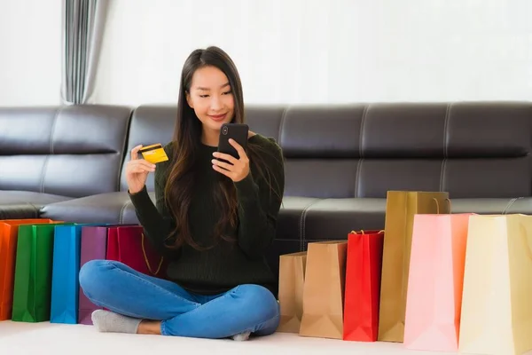 Retrato Hermosa Mujer Asiática Joven Con Bolsa Compras Tarjeta Crédito — Foto de Stock