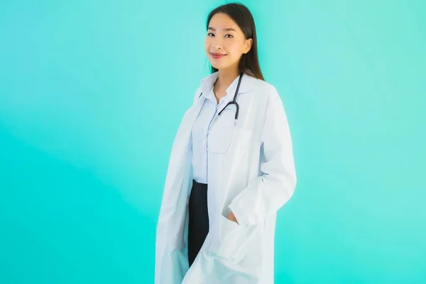 肖像画美しい若いアジアの医師アジアの女性の仕事でクリニックや病院で青隔離された背景 — ストック写真