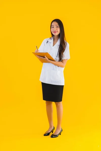 Retrato Hermosa Joven Asiática Médico Mujer Con Vacío Blanco Tablero — Foto de Stock