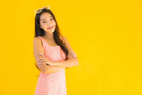 Portret Mooie Jonge Aziatische Vrouw Glimlach Gelukkig Geel Geïsoleerde Achtergrond — Stockfoto