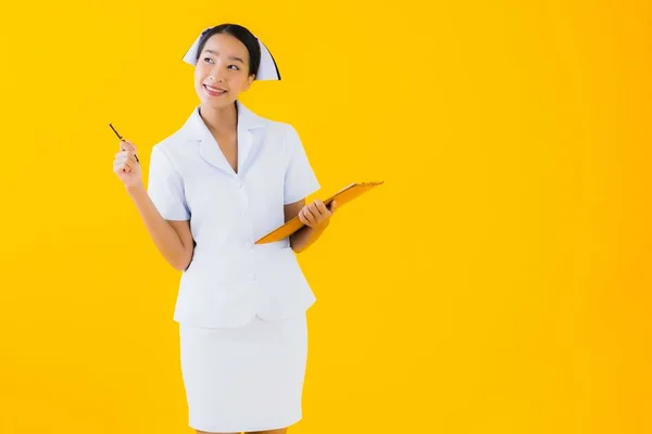 Retrato Hermosa Joven Asiática Mujer Tailandesa Enfermera Mostrar Vacío Blanco — Foto de Stock