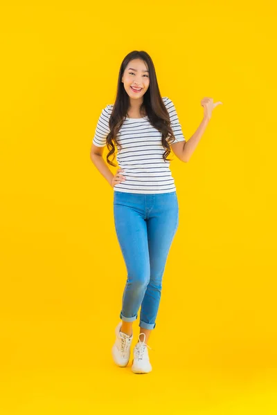 Portret Mooie Jonge Aziatische Vrouw Glimlach Blij Met Actie Geel — Stockfoto