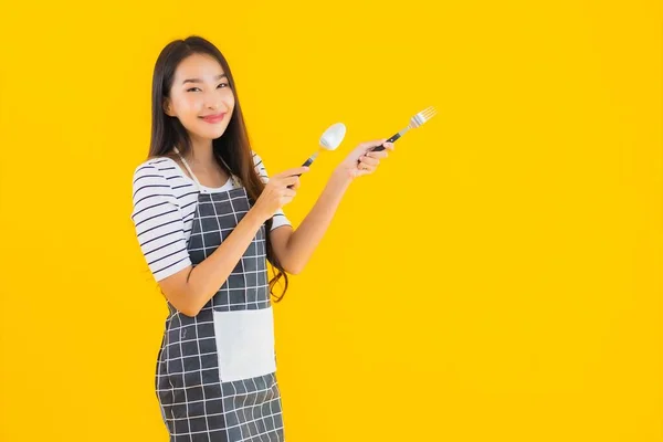 Porträt Schöne Junge Asiatische Frau Tragen Schürze Mit Löffel Und — Stockfoto