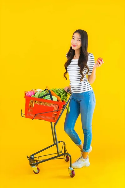 Retrato Bonito Jovem Asiático Mulher Compras Supermercado Carrinho Amarelo Isolado — Fotografia de Stock