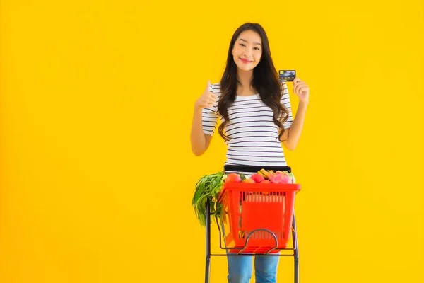 Porträtt Vackra Unga Asiatiska Kvinna Shopping Livsmedelsbutik Vagn Från Snabbköp — Stockfoto