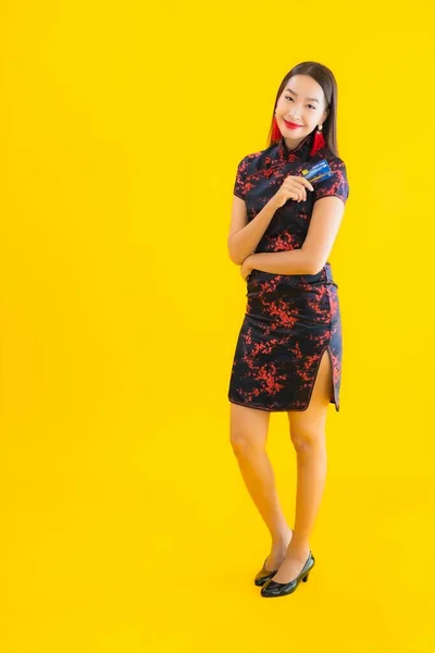 Retrato Bonito Jovem Asiático Mulher Desgaste Chinês Vestido Com Cartão — Fotografia de Stock