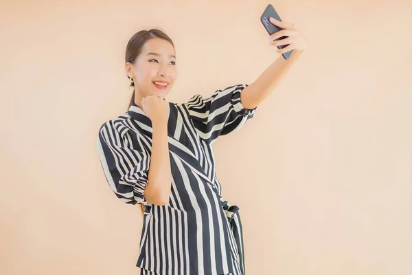 Porträtt Vacker Ung Asiatisk Kvinna Med Smart Mobiltelefon Brun Bakgrund — Stockfoto