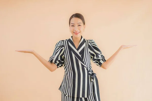 Retrato Bonito Jovem Asiático Mulher Sorriso Feliz Marrom Isolado Fundo — Fotografia de Stock