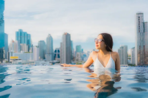 아름다운 아시아 여인은 수영장 주위에서 미소짓는 여가를 즐긴다 — 스톡 사진