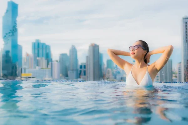 Retrato Hermosa Joven Mujer Asiática Relajarse Feliz Sonrisa Ocio Alrededor — Foto de Stock