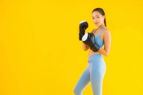 Retrato Bonito Jovem Asiático Mulher Desgaste Sportwear Com Boxe Amarelo — Fotografia de Stock
