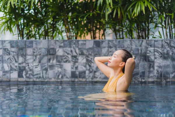 Retrato Hermosa Joven Mujer Asiática Relajarse Ocio Alrededor Piscina Complejo — Foto de Stock