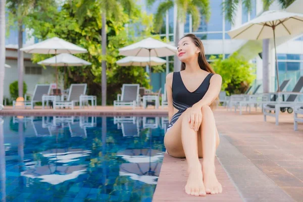 Retrato Bonito Jovem Asiático Mulher Lazer Relaxar Sorriso Redor Piscina — Fotografia de Stock