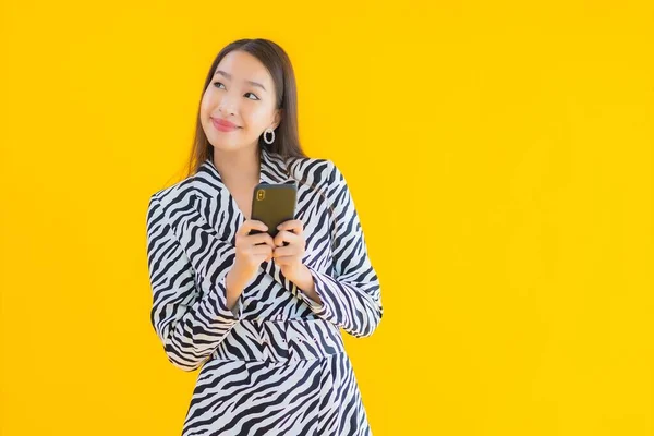 Portret Mooie Jonge Aziatische Vrouw Met Slimme Mobiele Telefoon Creditcard — Stockfoto