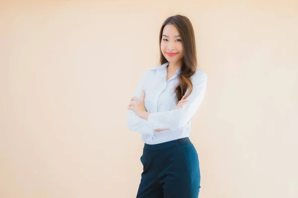 Porträt Schöne Junge Asiatische Geschäftsfrau Aktion Auf Isoliertem Farbhintergrund — Stockfoto