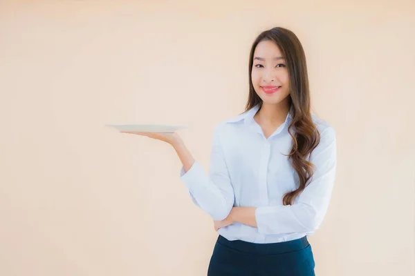 Retrato Hermosa Joven Asiática Mujer Con Plato Plato Color Aislado —  Fotos de Stock