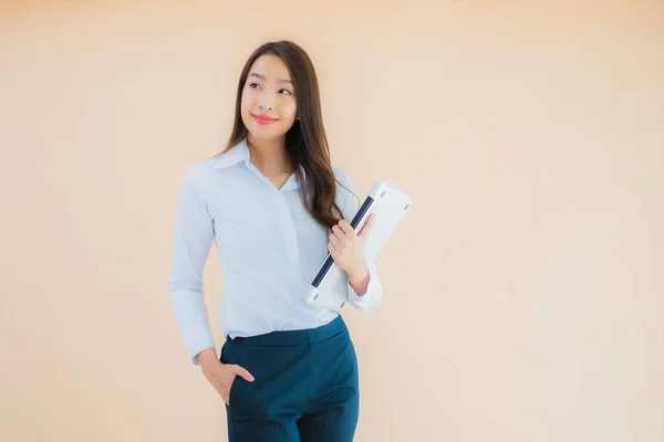 천연색 배경에 작업을 컴퓨터 랩탑을 사용하는 아름다운 아시아 여성의 — 스톡 사진