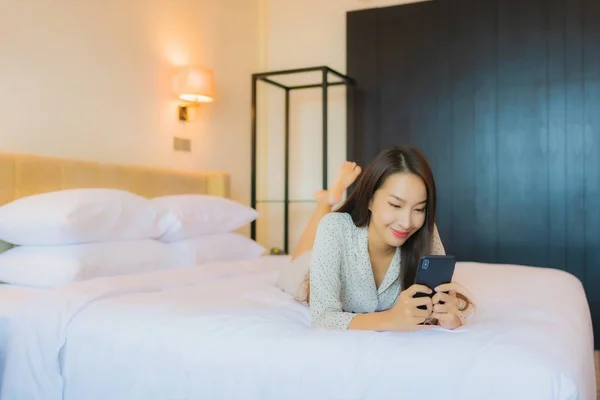 Retrato Hermosa Joven Mujer Asiática Cama Con Teléfono Móvil Inteligente — Foto de Stock