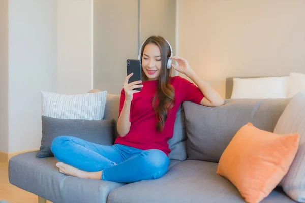 Porträtt Vacker Ung Asiatisk Kvinna Använder Smart Mobiltelefon Med Hörlurar — Stockfoto