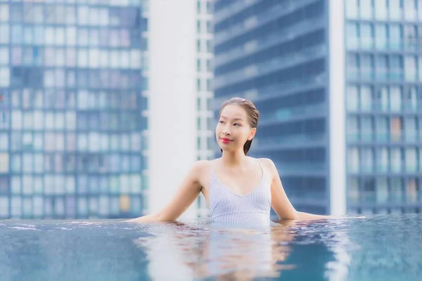 Retrato Bonito Jovem Asiático Mulher Relaxar Sorriso Lazer Redor Piscina — Fotografia de Stock