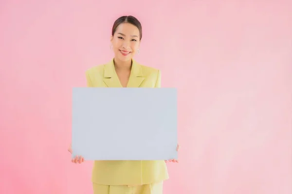 Portret Mooie Jonge Aziatische Zakenvrouw Glimlach Met Lege Witte Billboard — Stockfoto