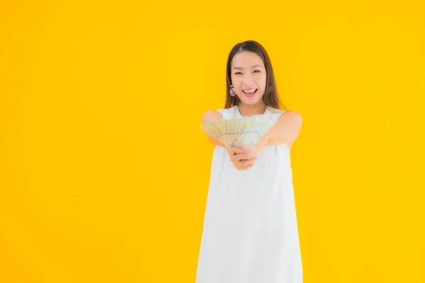 Retrato Bonito Jovem Asiático Mulher Com Dinheiro Dinheiro Amarelo Isolado — Fotografia de Stock